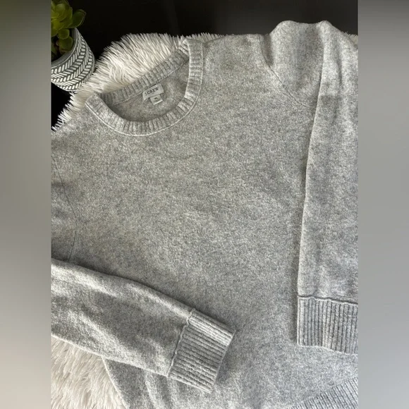J. Crew Relaxed Gray Crewneck pullover Sweater 🩶 - Picture 5 of 11